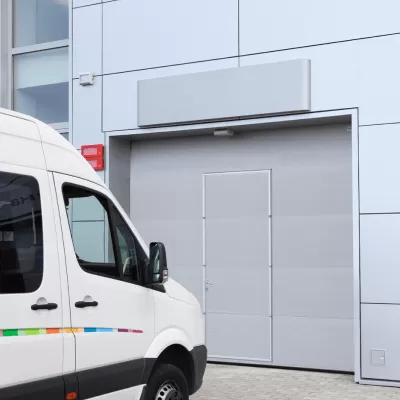 Промышленные ворота цвета серебристый металлик